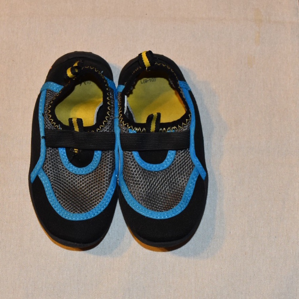 Boys Size 9/10 Water Shoes